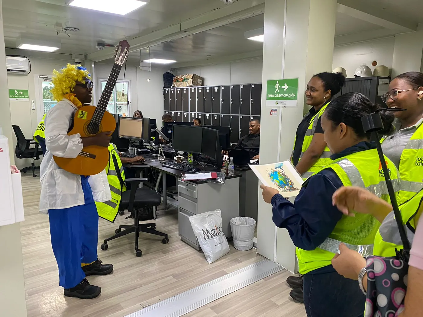 Campaña lúdica de seguridad vial dentro de las oficinas de una empresa