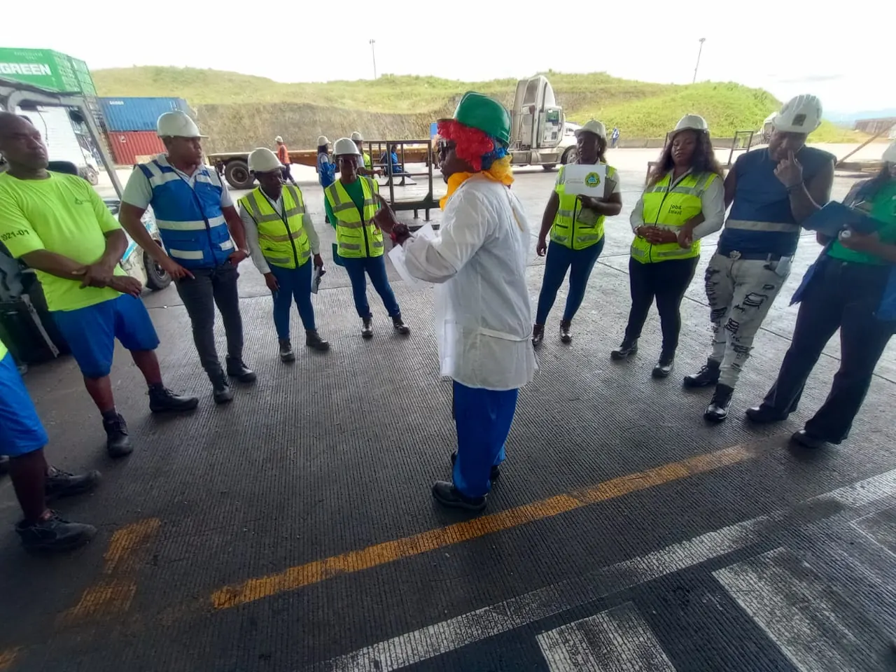 Activación de seguridad vial con trabajadores de una planta