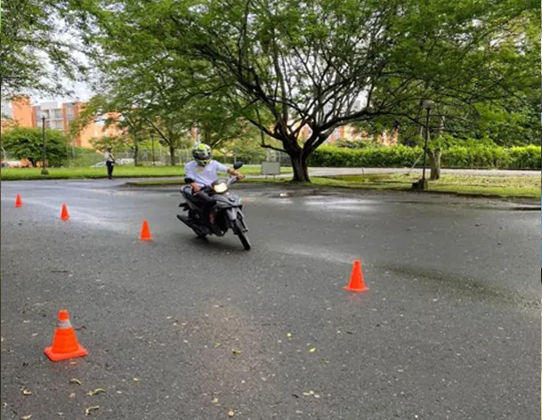 Prueba práctica de motocicleta entre conos para certificación de conductores